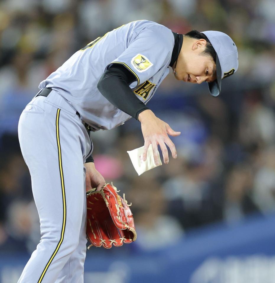 ５回、同点となり、ロジンを落としそうになる才木（撮影・西岡正）