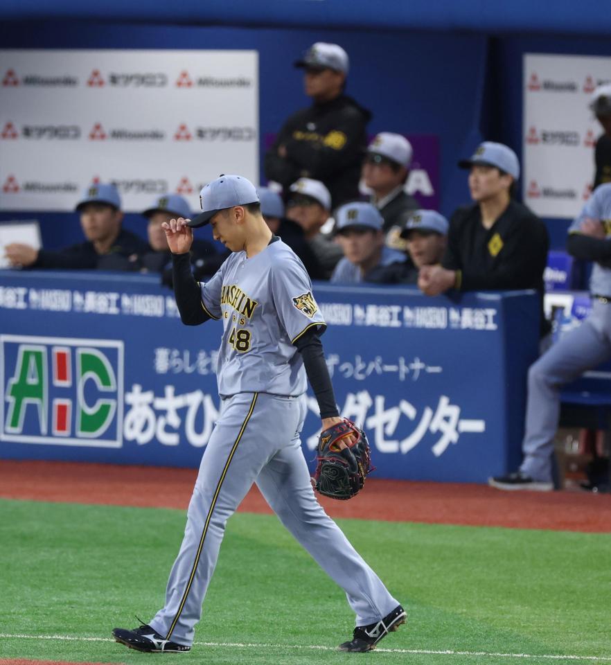 １回、度会に中前打を浴び、肩を落とす茨木（撮影・伊藤笙子）