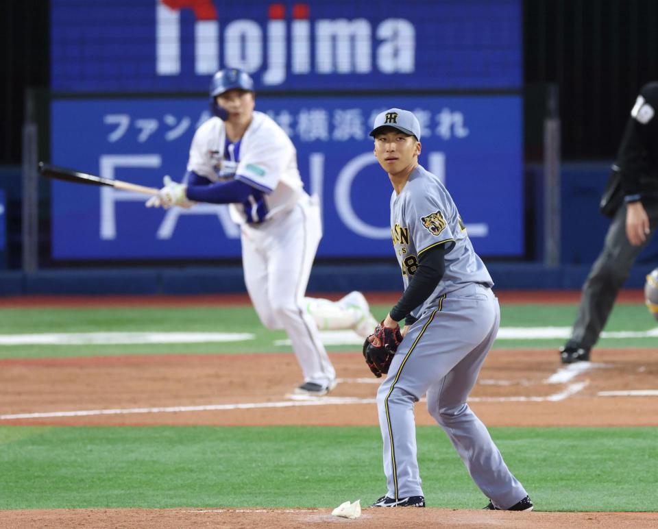 １回、佐野（奥）に先制２点適時打を浴びる茨木（撮影・伊藤笙子）