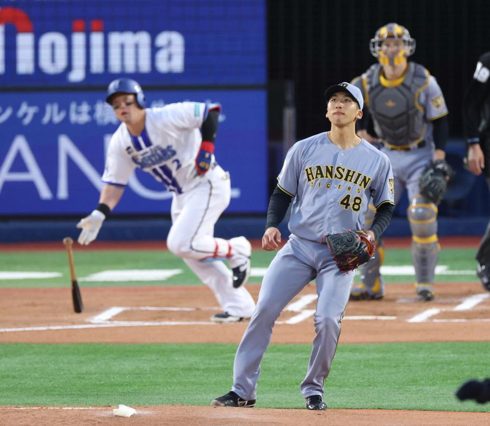 １回、牧（奥）に右中間へ二塁打を浴びる茨木（撮影・伊藤笙子）