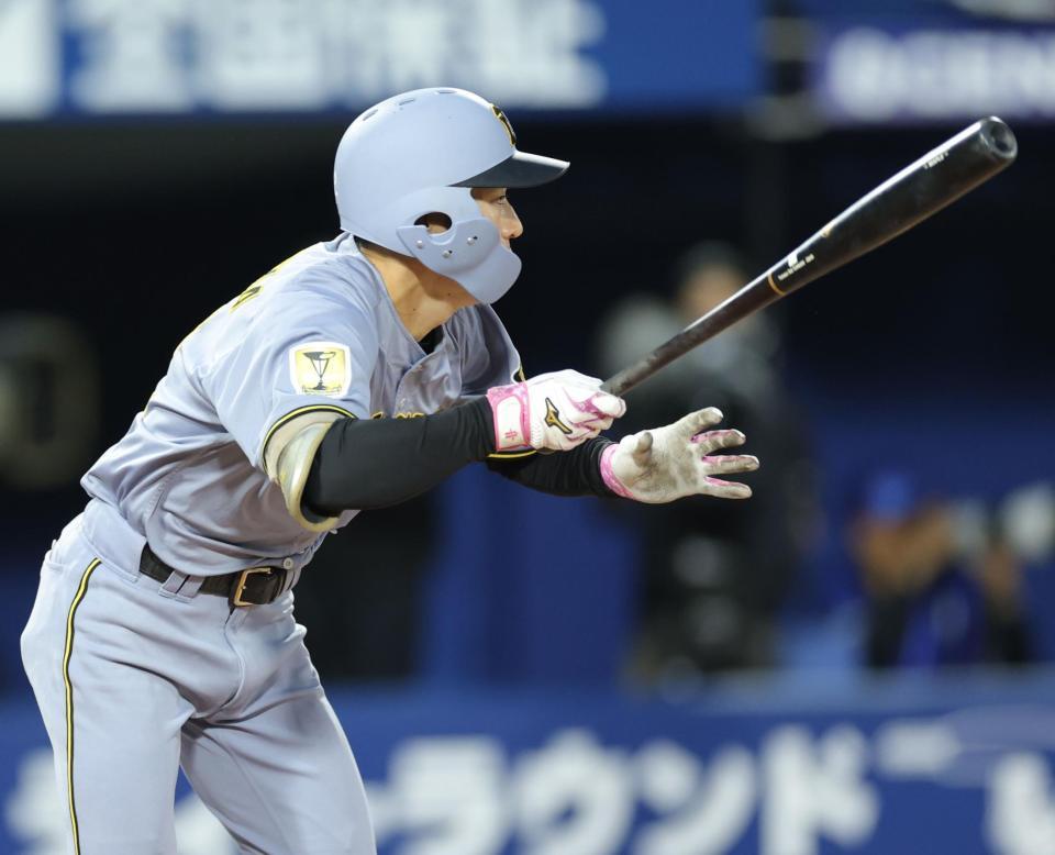 ２回、中前打を放つ福島（撮影・西岡正）