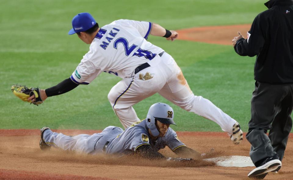 ２回、二盗を決める福島（奥は二塁手の牧）＝撮影・伊藤笙子