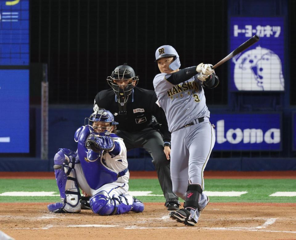 ３回、右越え満塁本塁打を放つ大山（撮影・伊藤笙子）