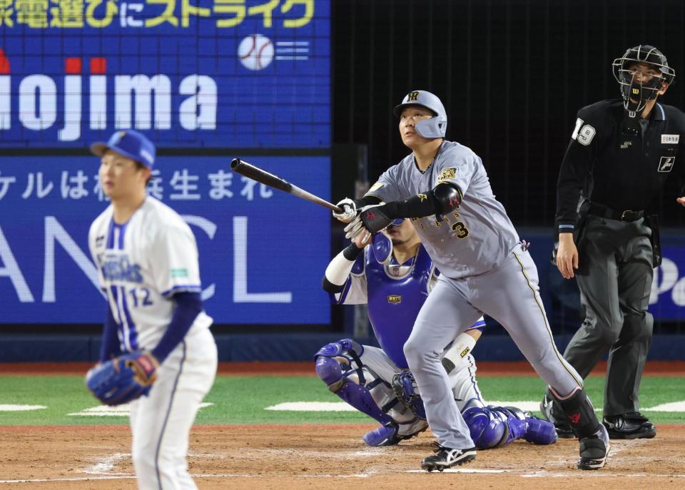 ３回、竹田（手前）から右越え満塁本塁打を放つ大山（撮影・伊藤笙子）