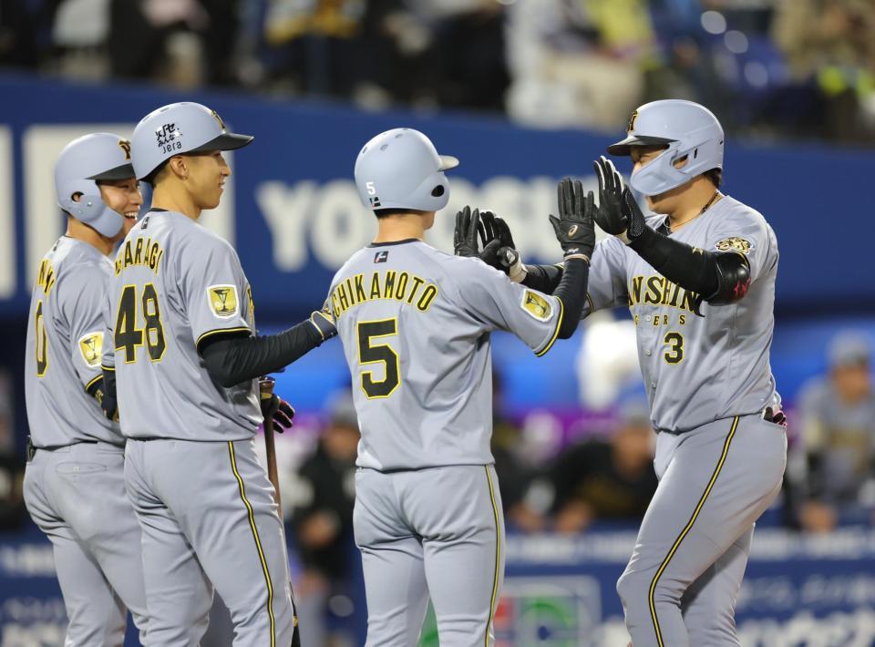 ３回、満塁本塁打を放ち、ナインとタッチを交わす大山（右）＝撮影・西岡正