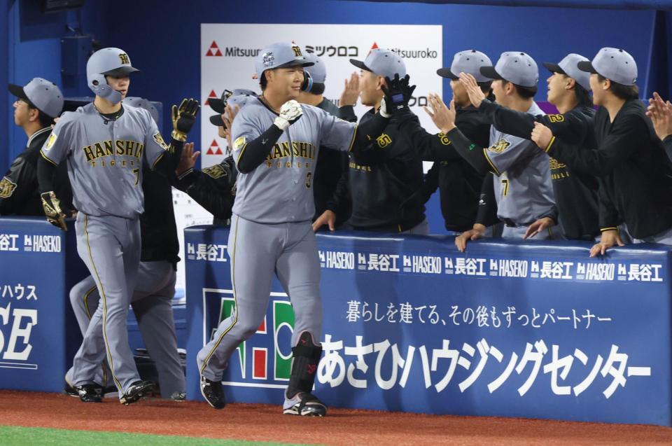 ３回、右越え満塁本塁打を放ち、ナインに迎えられる大山（中央）＝撮影・伊藤笙子