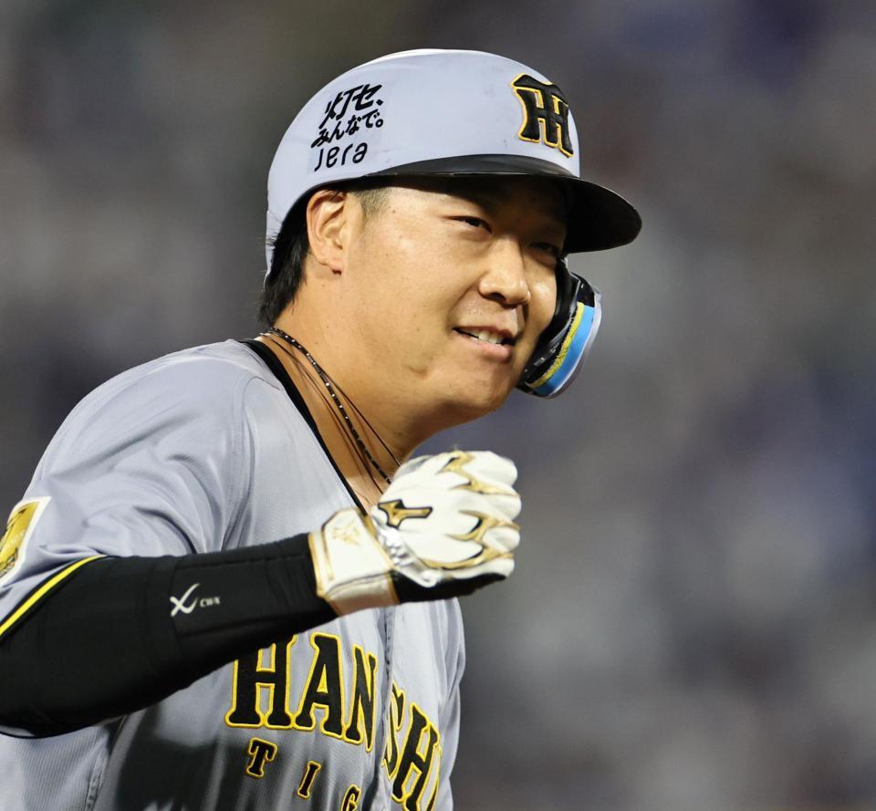 ３回、満弾を放った大山はガッツポーズをしながら本塁へ走る（撮影・田中太一）