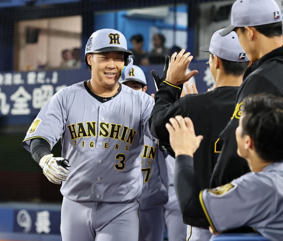 ３回、満弾を放った大山はナインに迎えられる（撮影・田中太一）