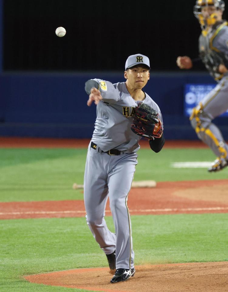 ４回、三森の投ゴロで二塁へ送球する茨木（撮影・伊藤笙子）