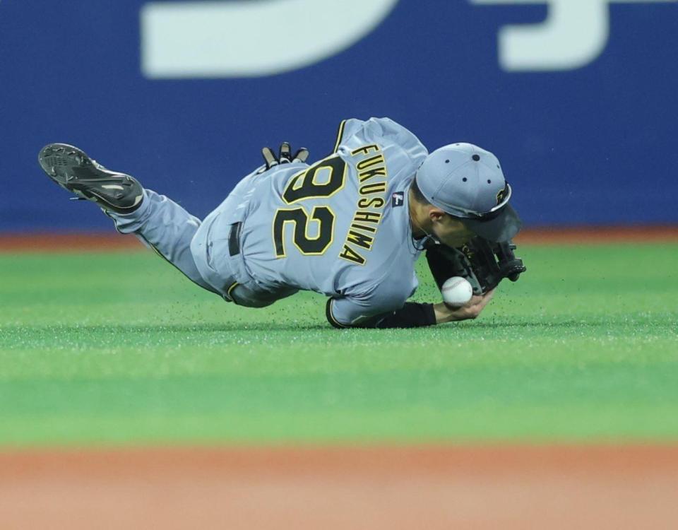 ７回、度会の打球を一度はこぼすも、福島が素手でキャッチしたように見えるが、左前打を判定に（撮影・西岡正）