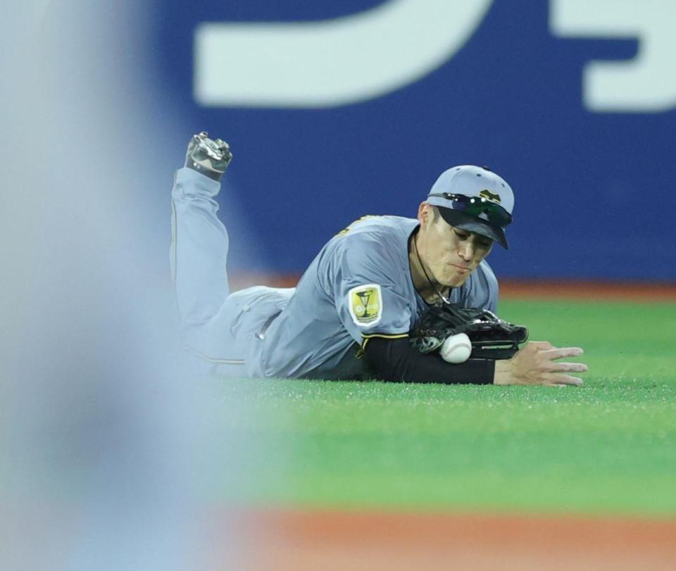 ７回、度会の打球を一度はこぼす福島（撮影・西岡正）