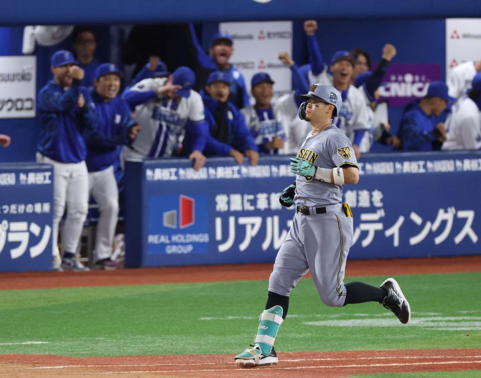 ９回、二ゴロに倒れ、最後の打者となった佐藤輝（撮影・伊藤笙子）