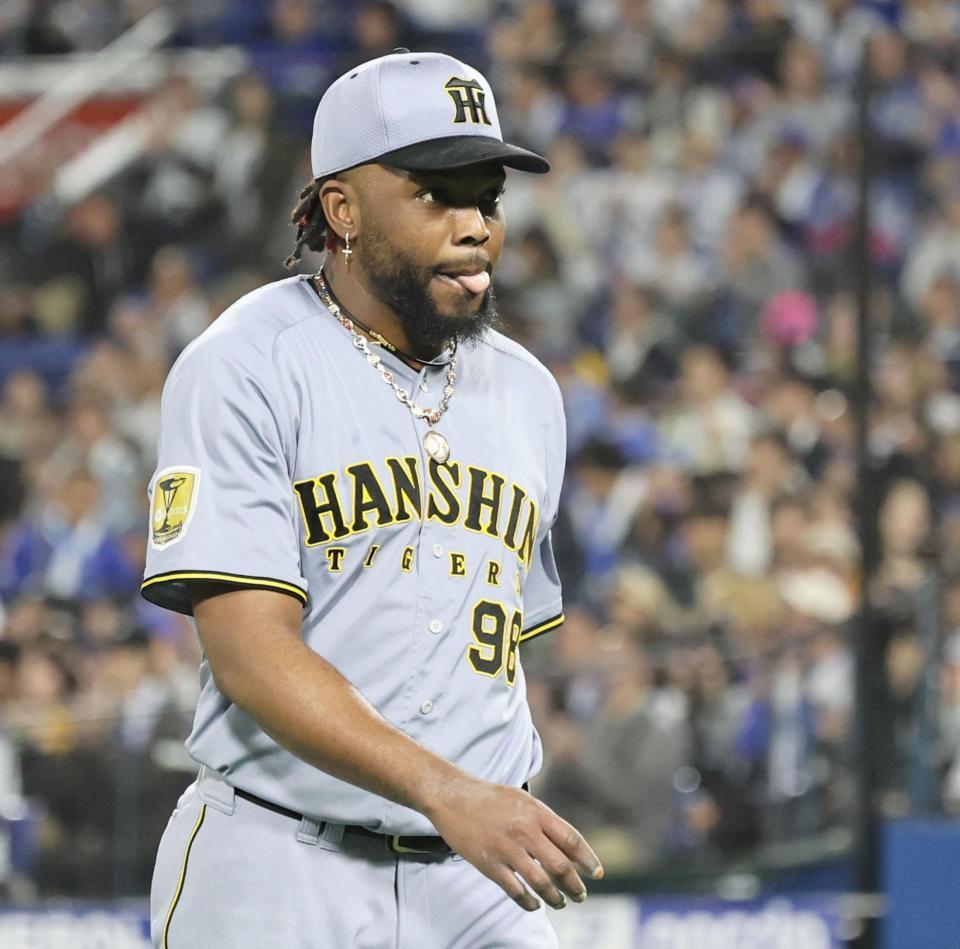 ８回、勝ち越しを許したドリスはベンチへ引き揚げる（撮影・田中太一）