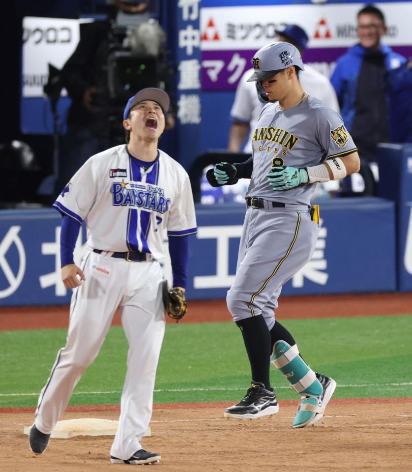 ９回、二ゴロに倒れ、最後の打者となった佐藤輝（奥）＝撮影・伊藤笙子