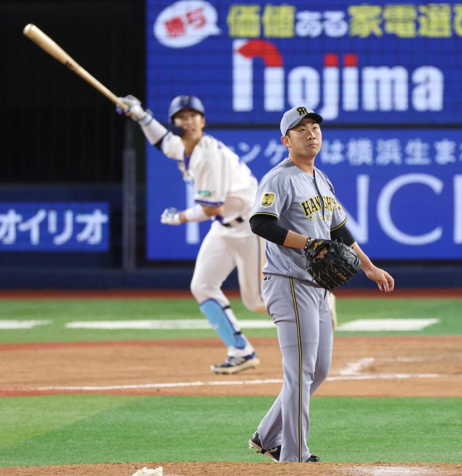 ７回、度会（奥）に左前打を浴びる桐敷（撮影・伊藤笙子）