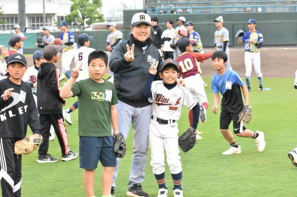 子どもたちと交流する平田２軍監督