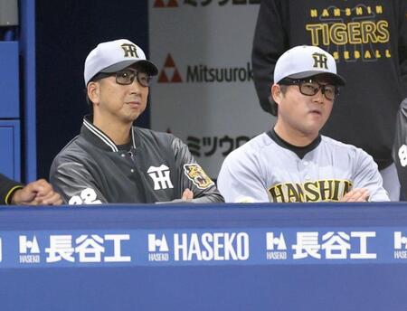 ８回、安藤コーチ（右）の横で厳しい表情を浮かべ、グラウンドを見る藤川監督（撮影・西岡正）