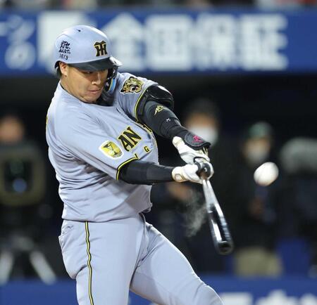 　３回、右越えに満塁本塁打を放つ大山（撮影・西岡正）