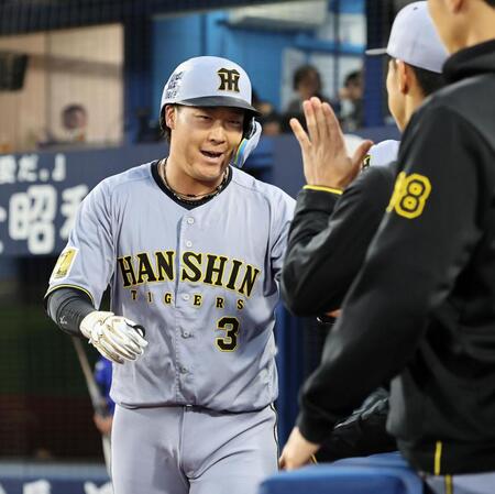 ２回、ソロを放った大山はナインに迎えられる（撮影・田中太一）