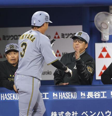 ３回、満塁本塁打を放った大山（左）を祝福する藤川監督（撮影・西岡正）