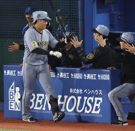 ３回、右越え満塁本塁打を放ち、藤川監督（右）とハイタッチする大山（撮影・伊藤笙子）