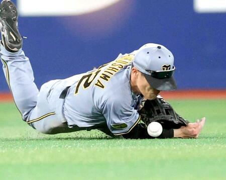 　７回、度会の打球を一度はキャッチするも捕り損ねる福島（撮影・西岡正）