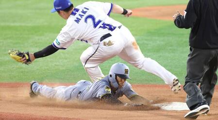 　２回、プロ初盗塁となる二盗を決める福島（撮影・伊藤笙子）