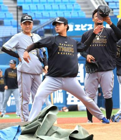 　登板に向け、マウンドの感触を確かめる高橋（撮影・西岡正）