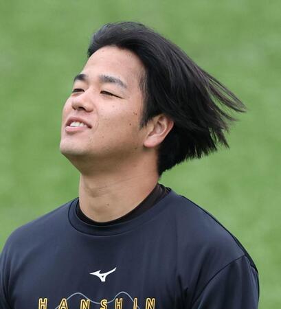 強風に髪をなびかせる高橋（撮影・伊藤笙子）