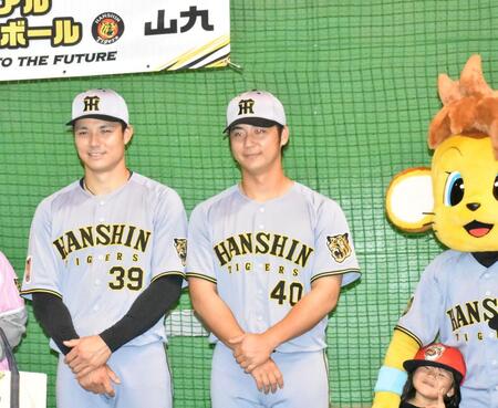 ファンと写真撮影で交流する栄枝