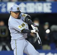 　３回、右越えに満塁本塁打を放つ大山（撮影・西岡正）