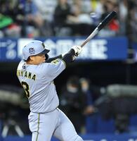 　２回、左越えソロを放つ大山（撮影・西岡正）