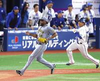 　８回、勝又（右）に決勝打を許すドリス（撮影・伊藤笙子）