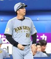 　７回、選手交代に向かう藤川監督（撮影・西岡正）