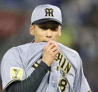 ３回、同点に追いつかれベンチへ戻る茨木（撮影・田中太一）