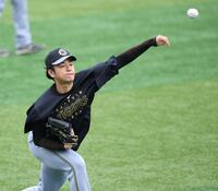 キャッチボールをする高橋（撮影・伊藤笙子）