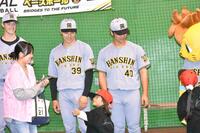 ファンと交流する栄枝