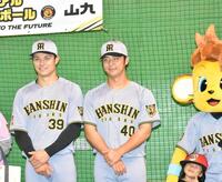 ファンと写真撮影で交流する栄枝