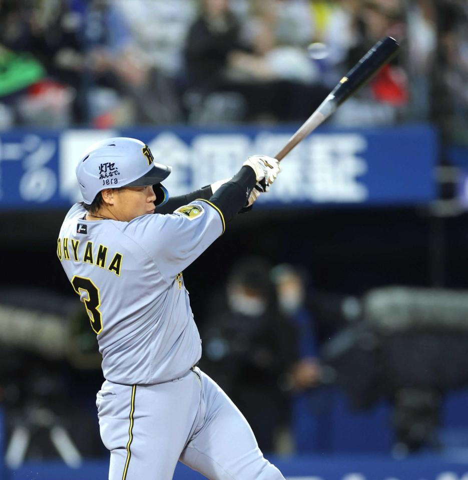 　２回、左越えソロを放つ大山（撮影・西岡正）