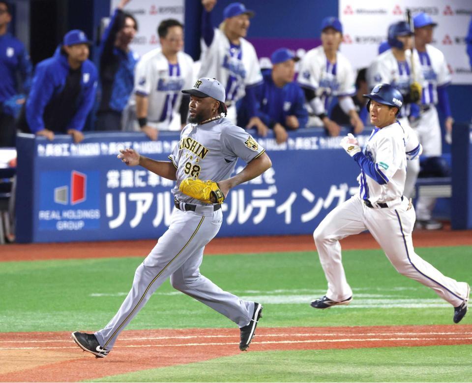 　８回、勝又（右）に決勝打を許すドリス（撮影・伊藤笙子）