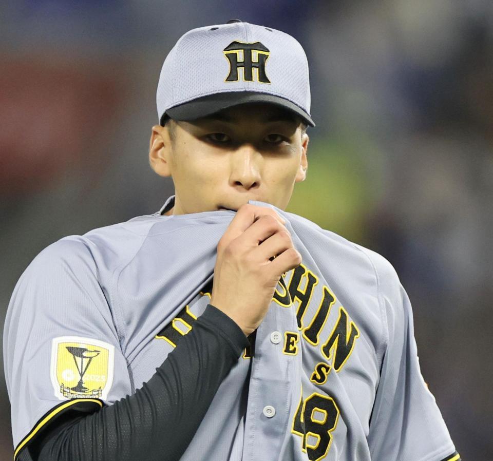 ３回、同点に追いつかれベンチへ戻る茨木（撮影・田中太一）