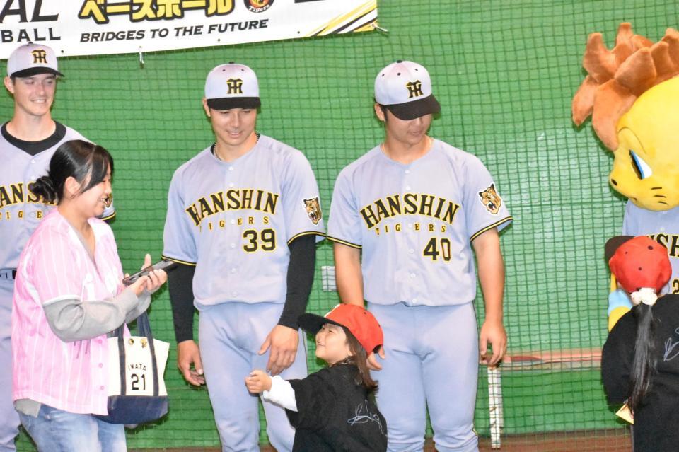 ファンと交流する栄枝