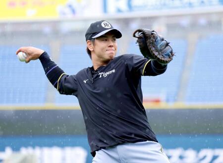 　雨の中、キャッチボールをする梅野（撮影・伊藤笙子）