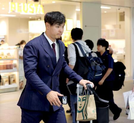 　雨天中止となり、帰阪する佐藤輝（撮影・田中太一）