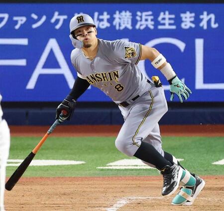 　７回、二塁打を放つ佐藤輝＝２１日