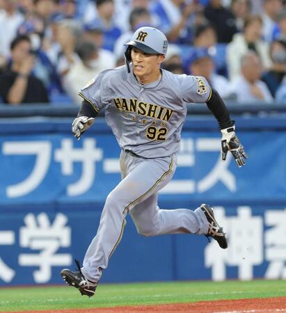 　２回、坂本の適時打で生還する福島＝２１日