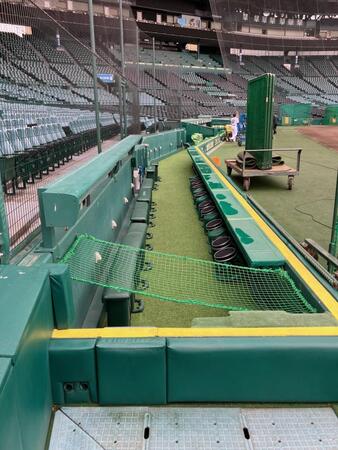 カメラマン席に設置されたネット（撮影・西田忠信）