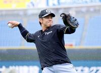 　雨の中、キャッチボールをする梅野（撮影・伊藤笙子）