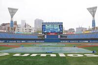 　雨が降りしきる横浜スタジアム（撮影・西岡正）