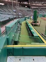 カメラマン席に設置されたネット（撮影・西田忠信）